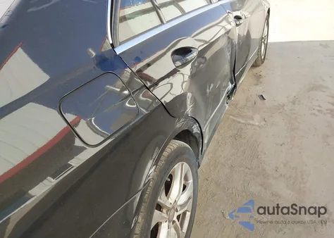 2011 Mercedes-Benz E 350 z USA, uszkodzony, nr VIN WDDHF5GB1BA281119